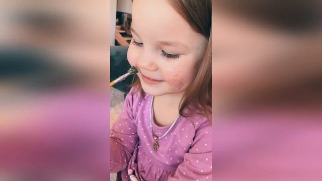 Салон Красоты- рисует себе лицо блестками смотреть онлайн