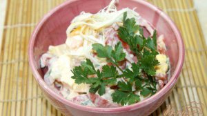 Овощной салат с сыром и яйцом