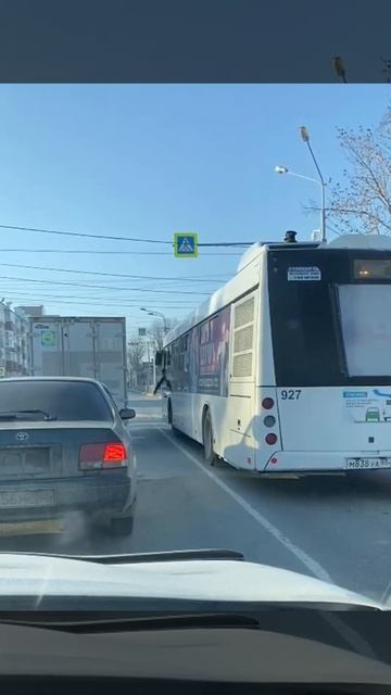 Водитель южно-сахалинского автобуса № 3 решил покурить во время поездки смотреть онлайн