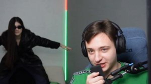 😱ДЕВУШКА МЕШАЕТ СТРИМИТЬ ДОМЕРУ😱