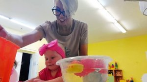 Игры с водой с детьми с 6 месяцев до года.