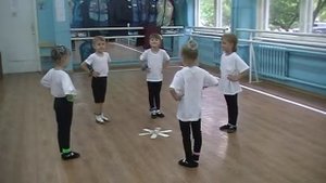 МАЛЫШИ - ПРАВАЯ И ЛЕВАЯ НОЖКА НА ПЯТКУ В КРУГУ