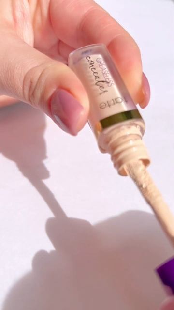 Лучший консилер для сухих век - это @tartecosmetics #creaslessconcealer