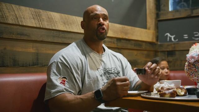 What Bodybuilders Eat at Restaurants | Juan Morel's Cheesy Bacon Burger at Burgerology смотреть онлайн