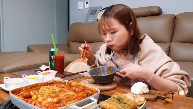 🌶즉석떡볶이+칵테일맥주먹방🍜 매콤~한 라볶이엔 5종튀김,볶음밥은 필수인거 아시죠?! 👸 TTEOKBOKKI MUKBANG ASMR EATINGSHOW REALSOUND 요리먹방 смотреть онлайн