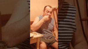 Курит чай