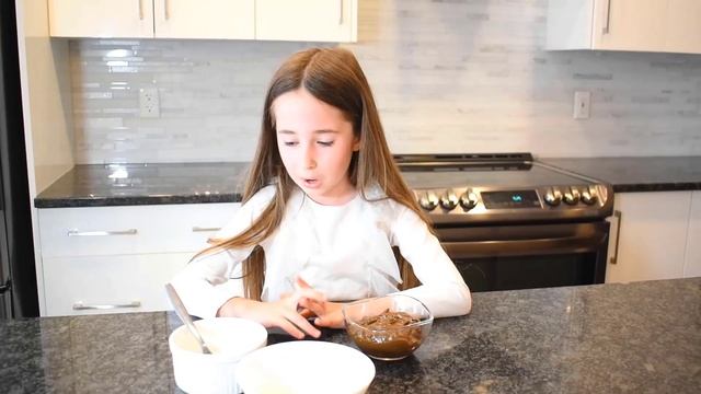 Leina Makes a Vegan Chocolate Avocado Pudding and Surprises Sister Lina | Healthy Food for Kids смотреть онлайн