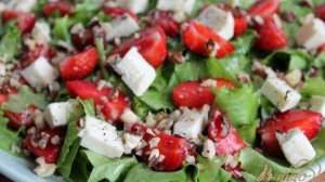 Салат с клубникой, сыром сулугуни и грецкими орехами