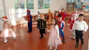 мы танцуем вуги вуги, поворачиваем круги.....