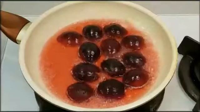 Мороженое с карамелизироваными сливами и корицей