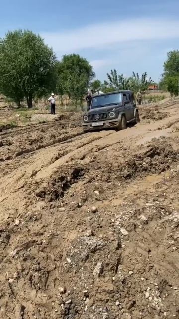 Гелик застрял в грязи G 63. Galendwagen боткокда ботиб колди ва юк машинаси тортиб чикарябди