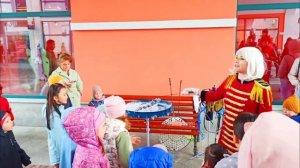 Лайк Настя играет в мыльные пузыри