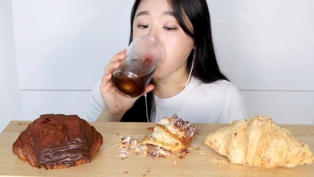 ASMR Croissant Cream Bread Mukbang 🍞 아우어베이커리 먹방 더티초코 빨미까레 크로와상 인절미 Chocolate Dessert Bakery パン roti