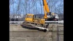 Автокран перевернулся.