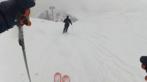 Карвинг и классика. Отличная техника катания на горных лыжах. Горнолыжный курорт Эльбрус.