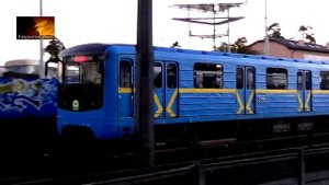 Е-Км Крюковские метросоставы на красной линии Киевского метрополитена