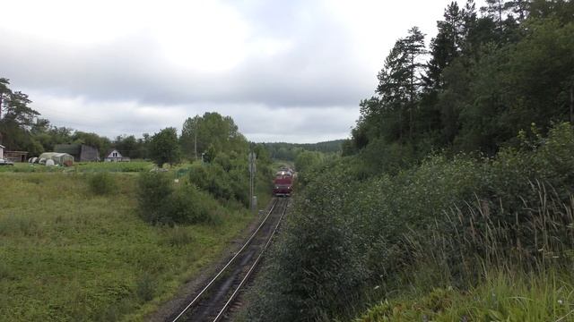 Тепловоз ДМ62-1787 с пригородным поездом Сортавала - Кузнечное прибывает на станцию Хийтола. смотреть онлайн