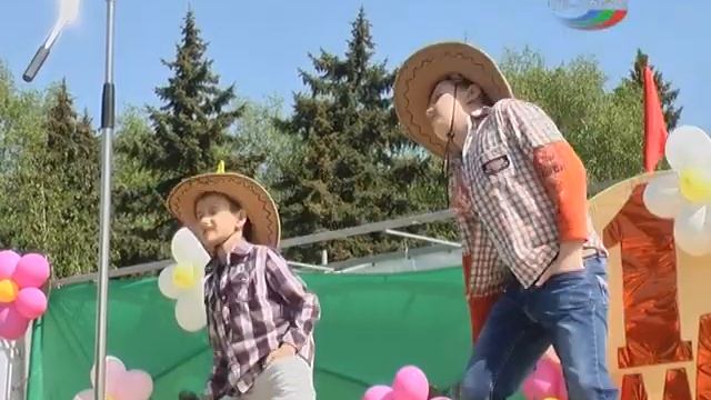 Первомай шагает по Харцызску.