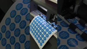 Резка самоклейки на плоттере