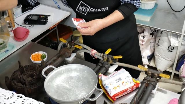 30년 경력 이모가 즉석에서 끓여주는 꼬들꼬들한 만두라면, 떡라면, 치즈라면 Korean Dumplings Cheese Ramen / Korean street food смотреть онлайн