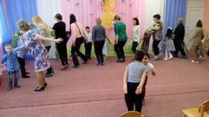 Танец с мамой на 8 марта "Мы по кругу идём" подготовительная группа √4 "Звёздочка"