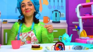 Свинка Пеппа и Лея готовят ягодный рулет! Игры в готовку из пластилина для детей