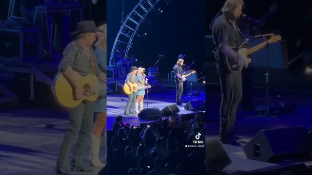 Brooks and Dunn spontaneously pull Miranda Lambert on stage. смотреть онлайн