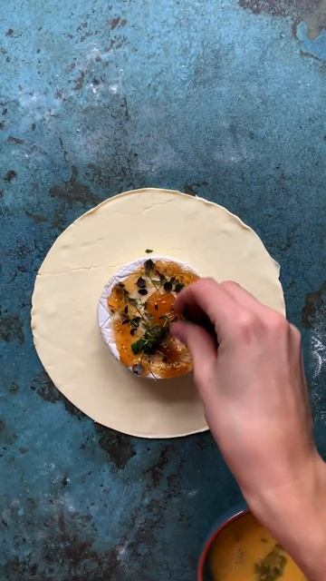 Cremet bagt brie i butterdej med marmelade смотреть онлайн