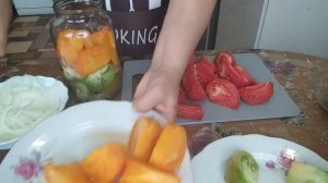 Очень вкусные нарезанные помидоры с маслом. Готовить легко и просто.