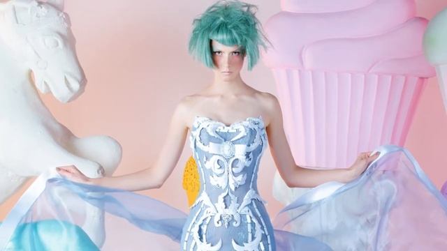 Monica Mergiu: Book  Mona Al Mansouri - Queen of the arabian fashion