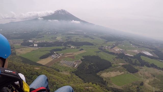 First Flight by Tandem Paraglider at Asagiri Kougen смотреть онлайн