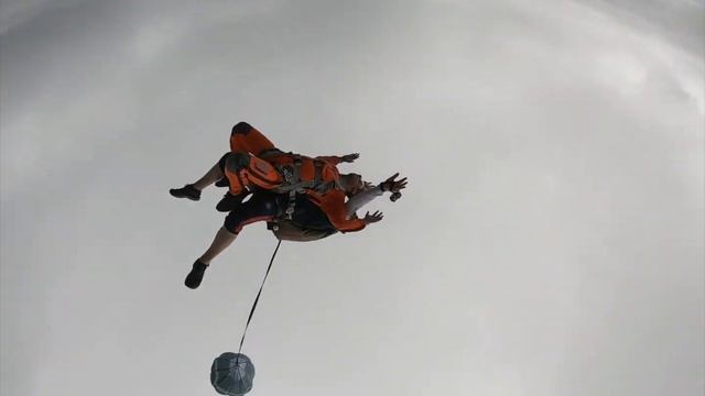 Первый прыжок с парашютом смотреть онлайн