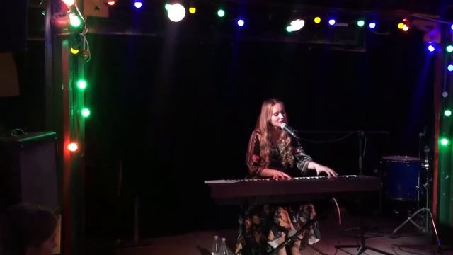 Элли на маковом поле - В России - Джао Да - 09.11.2018 смотреть онлайн