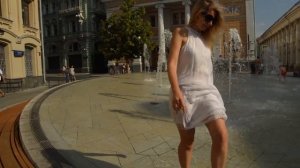 Moscow,the Ruble fountain,a girl and a funny wet dress!/Москва,фонтан Рубль,девушка и мокрое платье