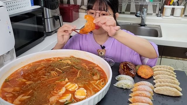 쌩얼주의🤬아침에 일어나자마자 살얼음냉면+만두+떡갈비먹방 Cold noodles+dumpling ASMR MUKBANG смотреть онлайн