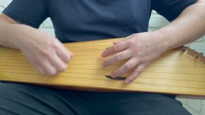 «А река течет» на гуслях