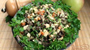 Салат с говяжьей печенью, яблоком и яйцом