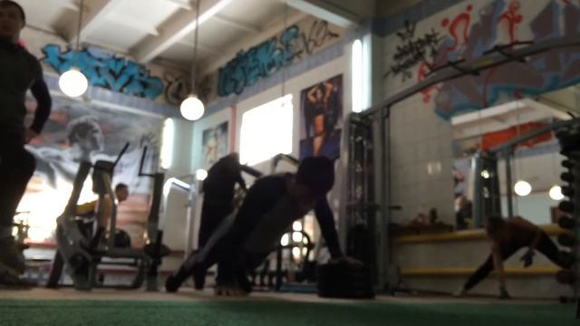 Отжимания с переходом на другую сторону.