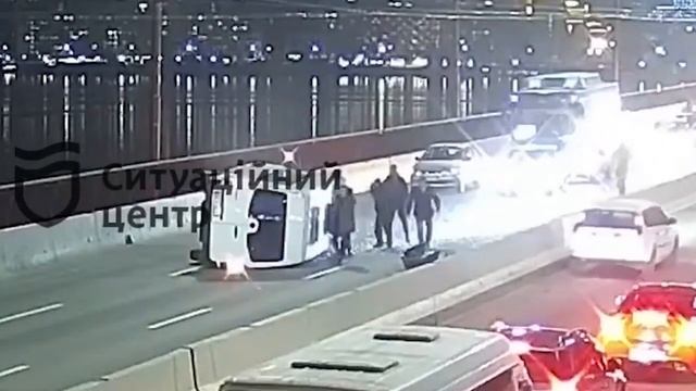 В Днепре на Центральном мосту из микроавтобуса пассажиры выбирались через люки: видео момента смотреть онлайн
