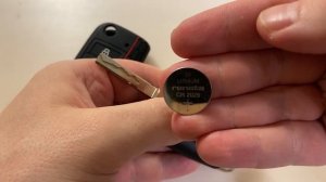 Замена батарейки в ключе фольксваген тигуан 2021 года (Replacing the battery in the Volkswagen key)