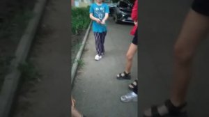 к нам пристают девки