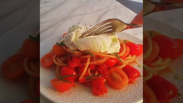 Spaghetti with Cherry Tomatoes, Fresh Basil and Burrata | Chef Lorenzo Boni смотреть онлайн