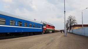 Пассажирский тепловоз ТЭП70-0223 с поездом Полоцк-Брест на станции Полоцк