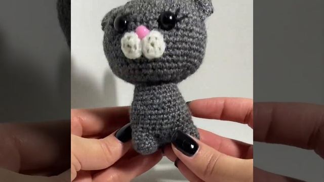 Вязаный котик вязанныеигрушки озон ручная_работа handmade котик подарок  дети подарокребенк