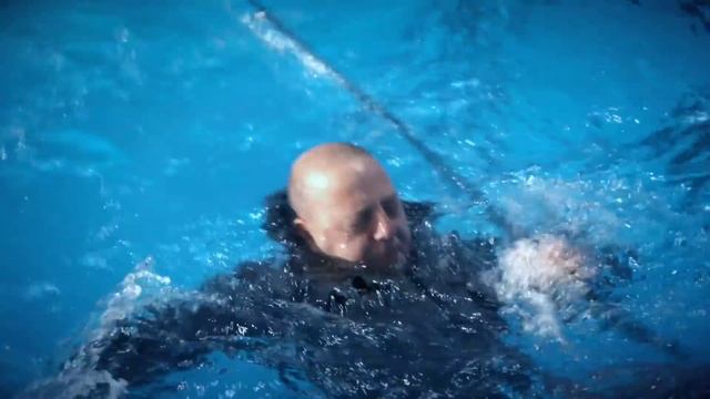 What good is a lifejacket to an angler? (RNLI pool test) смотреть онлайн