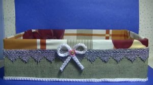 Декор картонной коробки куском мешковины и тканью .