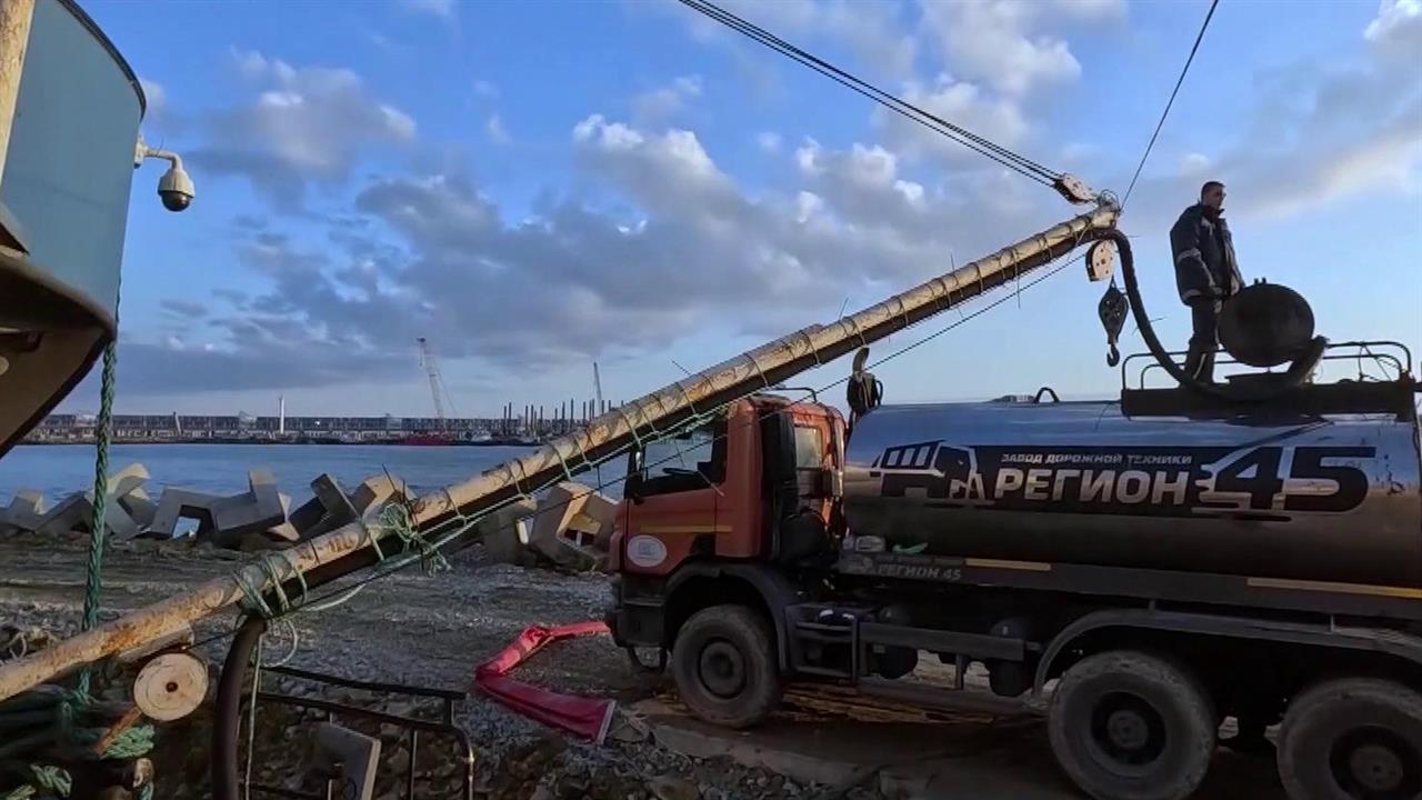 Более 300 километров береговой линии уже очищено в Крыму и Краснодарском крае после разлива мазута.