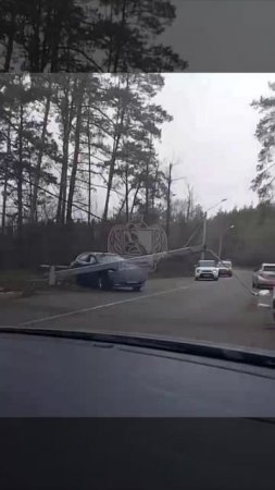 В микрорайоне Сомово на автомобиль рухнул столб. 😳