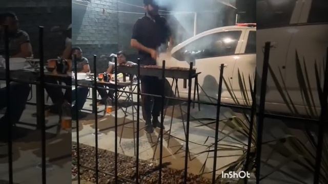 Парни жарят шашлык на мангале. смотреть онлайн