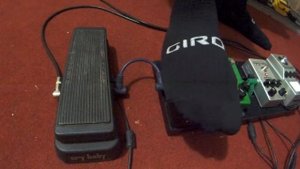 pedal wah cry baby classic vs cry baby mini